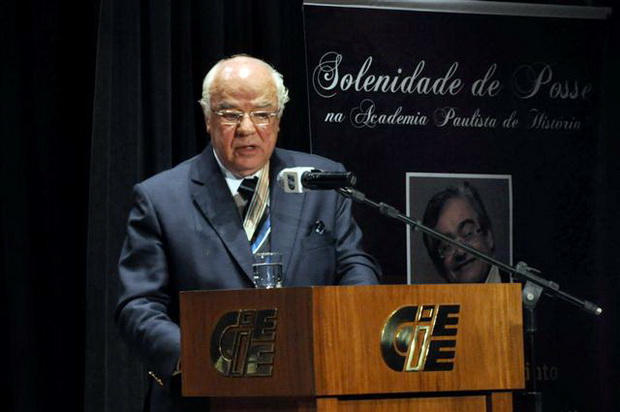 Presidente da APH, Luiz Gonzaga Bertelli, saúda Nêumanne