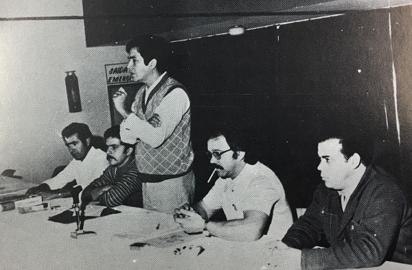  De pé, Almir fala, ao lado de Lula e Paulo Vidal, sentados à mesa 