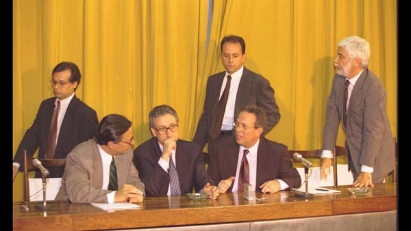 Em 1994, Bacha com equipe do Plano Real, que chegou ao sucesso como resultado do aprendizado de várias tentativas e erros. Foto: Acervo pessoal