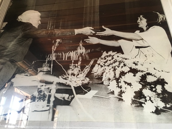 Aninha recebendo o Prêmio Remington de Poesia das mãos do presidente Austregésilo de Athayde na Academia Brasileira de Letras, em 1976. Foto: Acervo pessoal