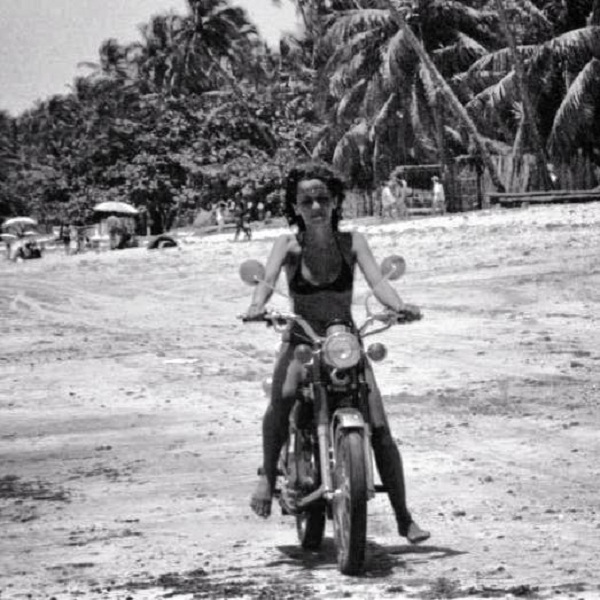 Nos anos 1970, Aninha circulava na moto Rocinante, companheira a caminho do Forum (advogou) e das praias de Salvador. Foto: Acervo pessoal