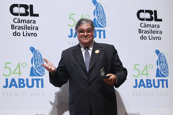 Cavalcanti recebe prêmio Jabuti, da Câmara Brasileira do Livro, por seu livro Fernando Pessoa, Uma Quase Biografia. Foto: André Lessa/Estadão