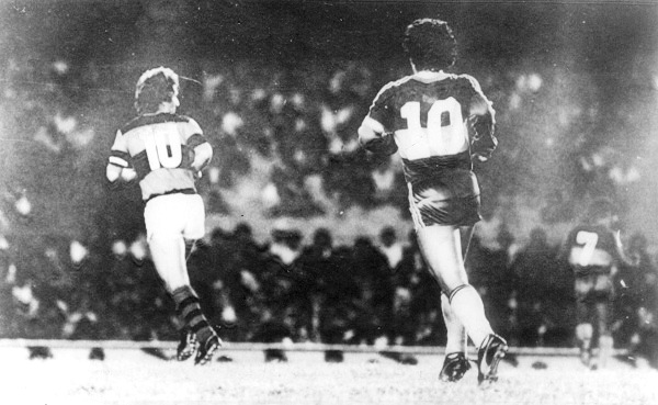 Zico contra Maradona em jogo de setembro de 1981 entre o Flamengo e o Boca Júniors. Foto: Carlos Chicarino/AE