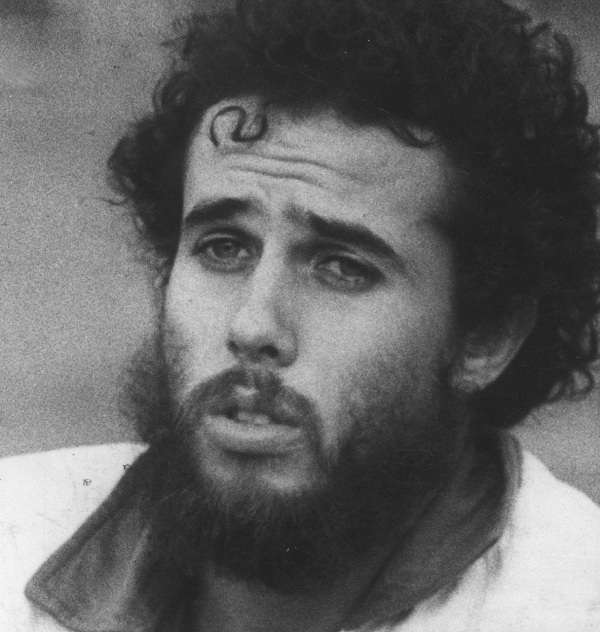 Com cabelos e barbas longas, Afonsinho foi símbolo da rebeldia no futebol brasileiro dos anos 60 em diante. Foto: Arquivo/AE