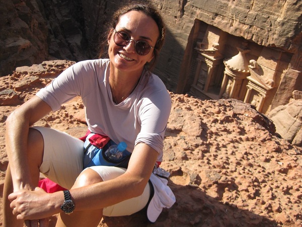 O lado viajante de Elena em Petra, a cidade de pedra na Jordânia