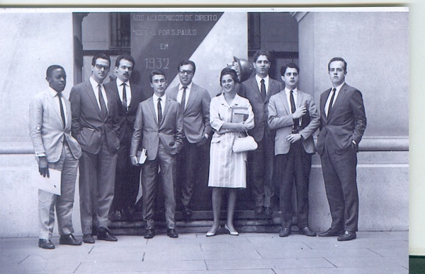 Foto laferturma - Celso Lafer com seus colegas de turma no pátio da Faculdade de Direito da USP no Largo de São Francisco. Foto: Acervo pessoal
