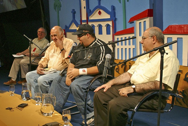 Na Flip de 2004, em Paraty, como debatedor da obra do escritor Ferrez, com Zuenir Ventura e Flávio Pinheiro. Foto: Acervo pessoal
