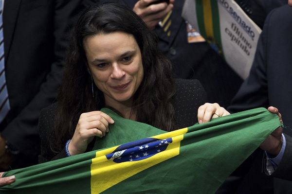 Em 31 de agosto de 2016, Janaína beija a bandeira após o impeachment de Dilma passar por 61 a 20 no Senado: Foto: Marcelo Camargo/Agência Brasil