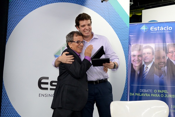 Deonísio, abraçado por Pedro Thompson, professor da Universidade Estácio de Sá, da qual é titular aposentado. Foto: Acervo pessoal
