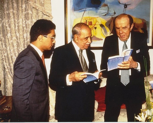 Zé Mario com o jornalista Roberto Marinho e um de seus ghost writers, o cearense Jorge Serpa, nos 80 anos do dono da Globo. Foto: Acervo pessoal