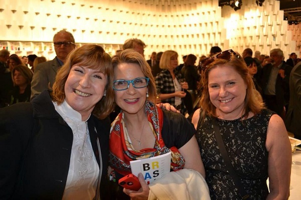 Márcia Lígia, com outras editoras na Feira do Livro de Frankfurt, em 2014, quando o Brasil foi homenageado, acha que evento perdeu relevância. Foto: Acervo pessoal