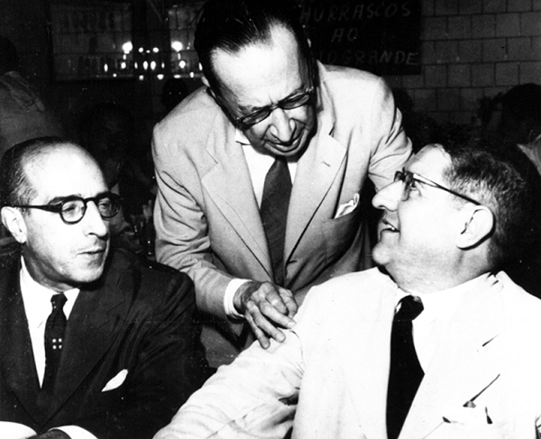 Afonso com o político udenista Milton Campos e o poeta Manuel Bandeira