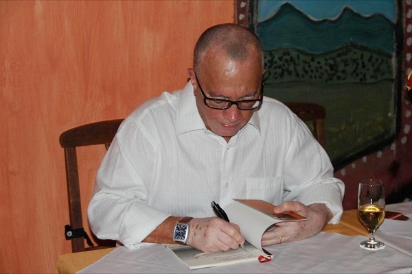 Fernando autografou Balada de Itapuã no restaurante Consulado Mineiro, há três anos, em São Paulo. Foto: Acervo pessoal