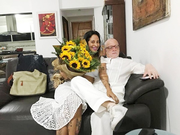 Fernando com a filha Fernanda Coelho no colo e um buquê de girassóis, em Nova York. Foto: Acervo pessoal