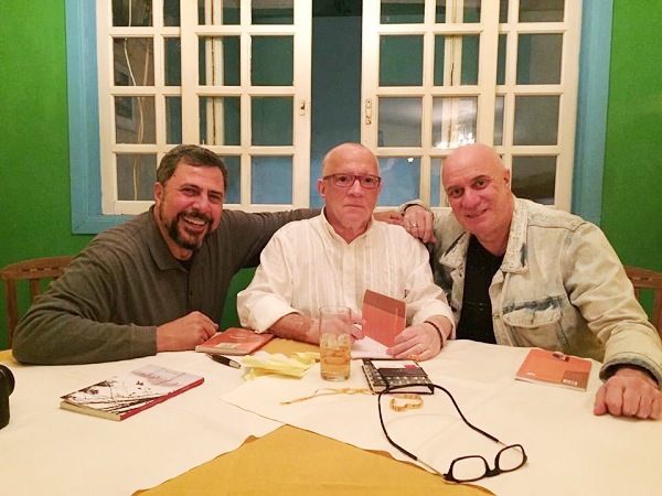 O poeta com os colegas jornalistas Antônio Viviani e Riba Carlovitch na noite em que autografou em São Paulo a Coleção Fernando Coelho. Foto: Acervo pessoal