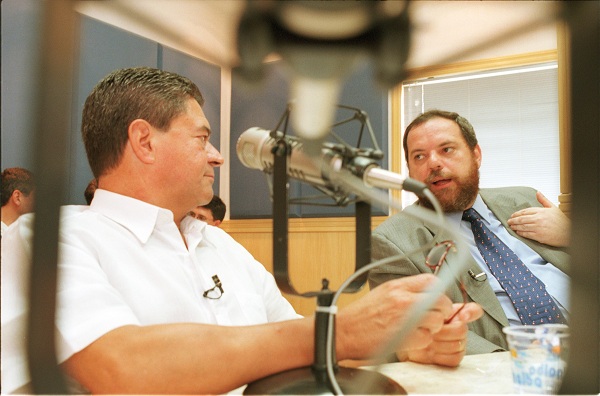 José Vicente debatendo com o secretário de segurança de SP Marco Vinício Petreluzzi na Rádio Bandeirantes, em 2000. Foto: JJLeister/AE