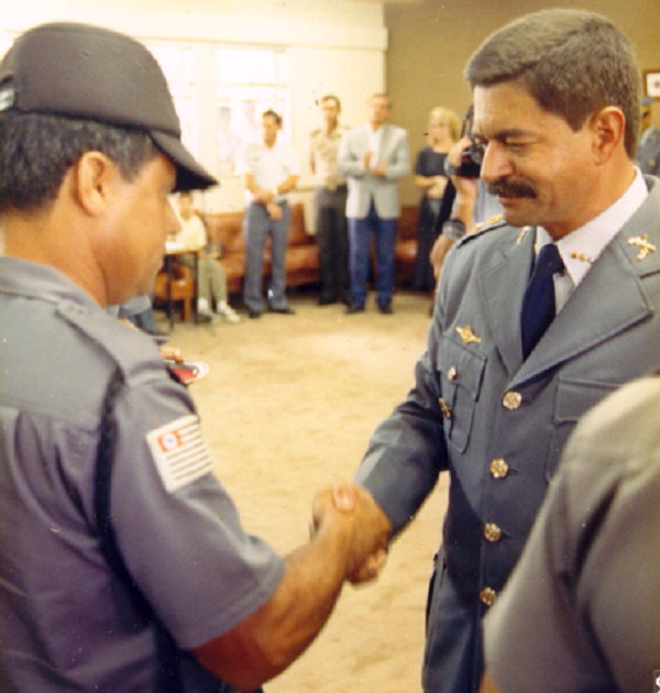 José Vicente, na ativa como coronel da PM, cumprimenta um soldado sob seu comando. Foto: Acervo Pessoal