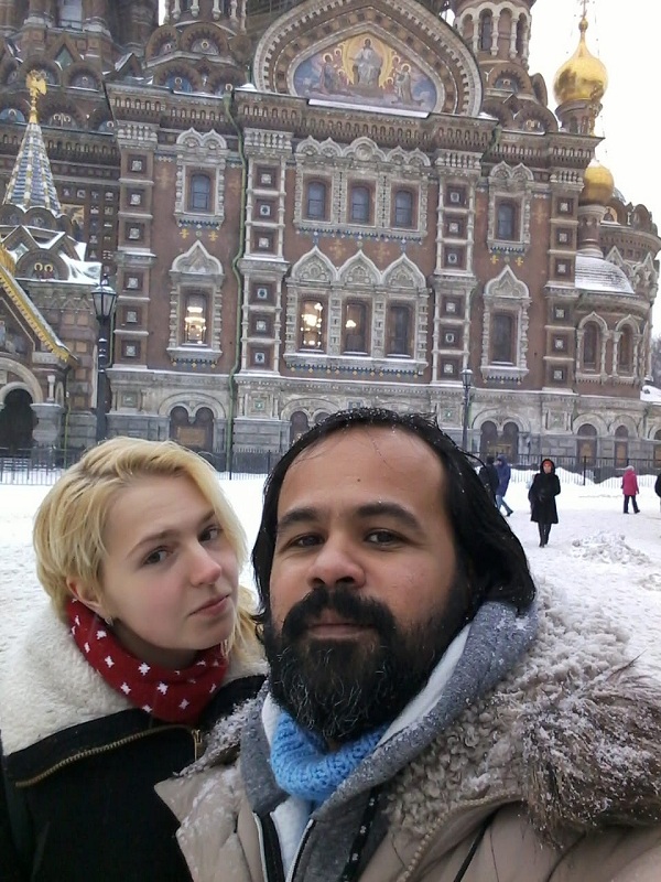  Astier e a namorada, Júlia, diante da Catedral do Sangue Derramado, em São Petersburgo, que bolcheviques batizaram de Leningrado. Foto: Acervo pessoal
