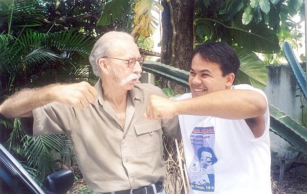 Astier com Orlando Tejo, autor de Zé Limeira, o Poeta do Absurdo, repentista mítico, cuja vida pesquisa. Foto: Acervo pessoal