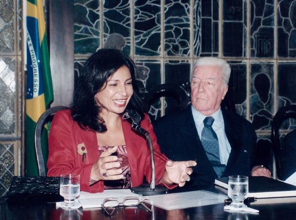  Isabel na posse no Pen Club, ao lado do presidente, escritor Marcos Almir Madeira. Foto: Acervo pessoal
