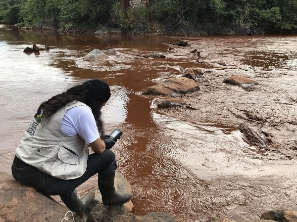 Malu em ação colhe amostras do Rio Paraopeba para concluir que a parte já invadida pela lama do Córrego do Feijão morreu. Foto Giovana Girardi/Estadão