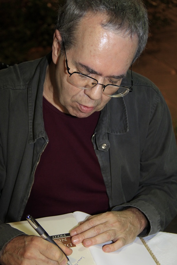 Fred autografa seu Dicionário do Nordeste, cuja última edição (da Cepe) em 2013, com 716 páginas, conta com mais de 10 mil verbetes. Foto: Acervo pessoal