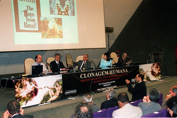 Mayana participa de debate em seminário internacional sobre questões jurídicas em torno da clonagem humana no Superior Tribunal de Justiça, em 2001. Foto Dida Sampaio/Estadão