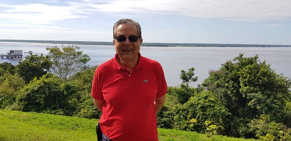 Di Franco, na foto na confluência dos rios Amazonas e Solimões, vaticina: “A crise é grave. Mas a oportunidade pode ser imensa. Sou otimista.” Foto: Acervo pessoal