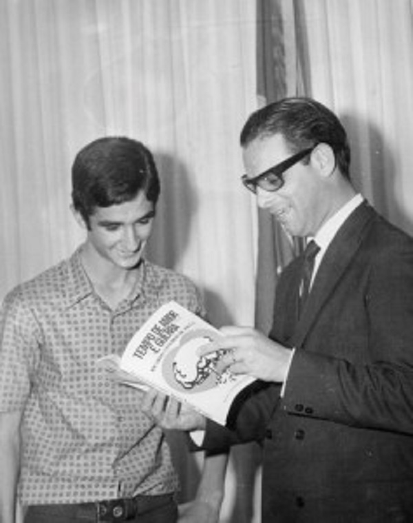 Viveiros entrega um exemplar do seu primeiro livro, lançado em 1968, ao então governador do Paraná, jornalista Paulo Pimentel. Foto: Acervo pessoal