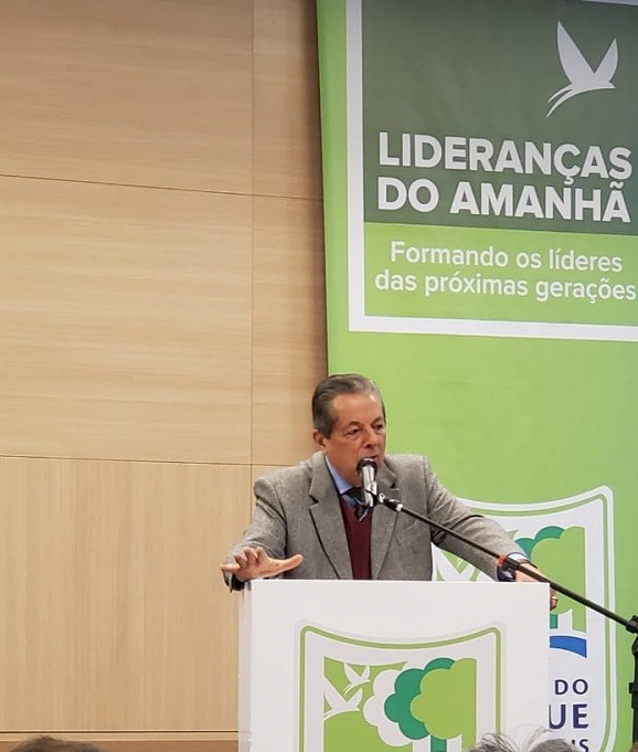 Di Franco em conferência sobre Educação e mídia: desafios, no Colégio Bosque e Mananciais, em Curitiba. Foto: Acervo pessoal