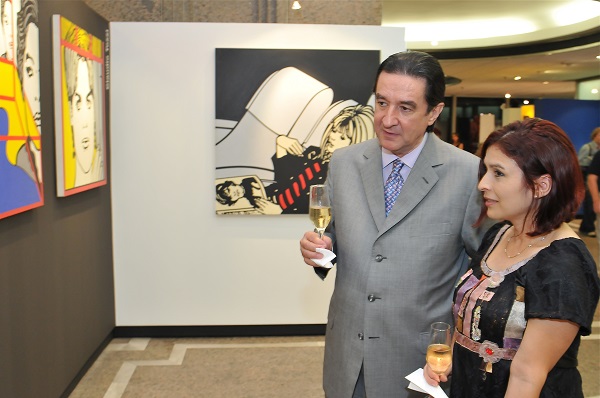 Viveiros e sua mulher, Márcia, na exposição Nitsche e Tozzi no Espaço Cultural Citi, em São Paulo. Foto: Juan Guerra/AE