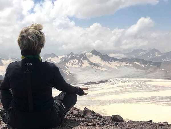 Recente tombo doméstico impediu Denise de exercer sua paixão pelo montanhismo, escalando mais uma montanha do Himalaia como a da imagem. Foto: Acervo pessoal
