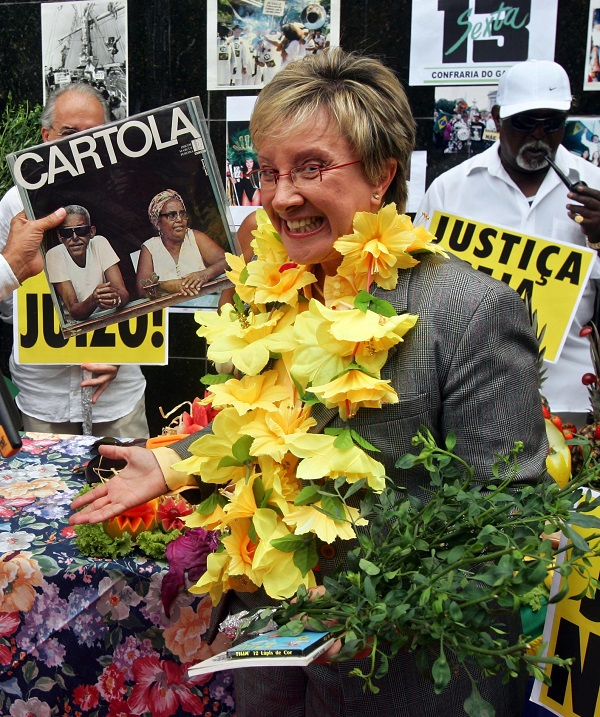 Na campanha para o governo do Rio em 2006 Denise foi homenageada pela Confraria do Garoto na frente do número 13 da rua 13 de Maio. Foto: Marcos D’Paula/AE