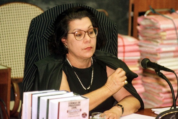 Eliana, em reunião da 2.ª Turma do STJ, em 2000, relatando decisão sobre indenização a investidores do Grupo Coroa Brastel. Foto digital: Rafael Nedderme Yer/AE